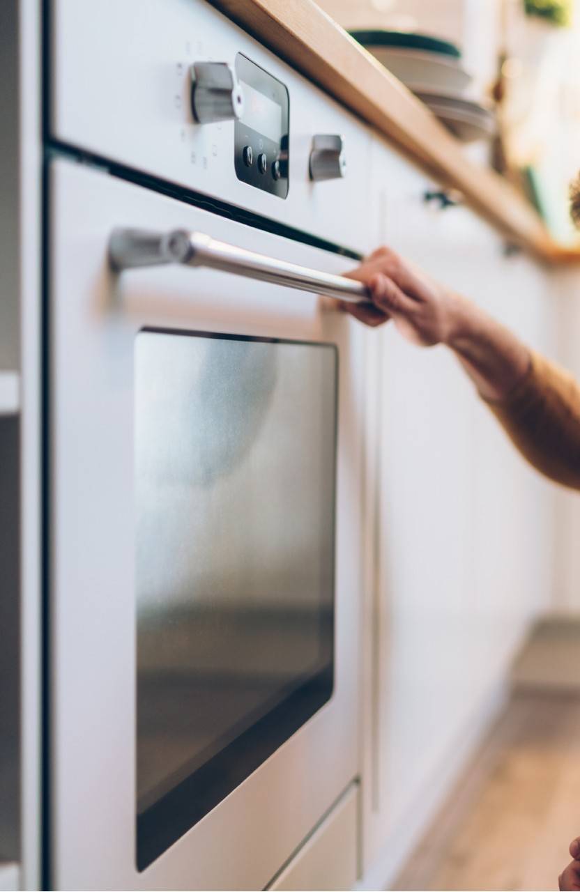 Person holding the door of an oven