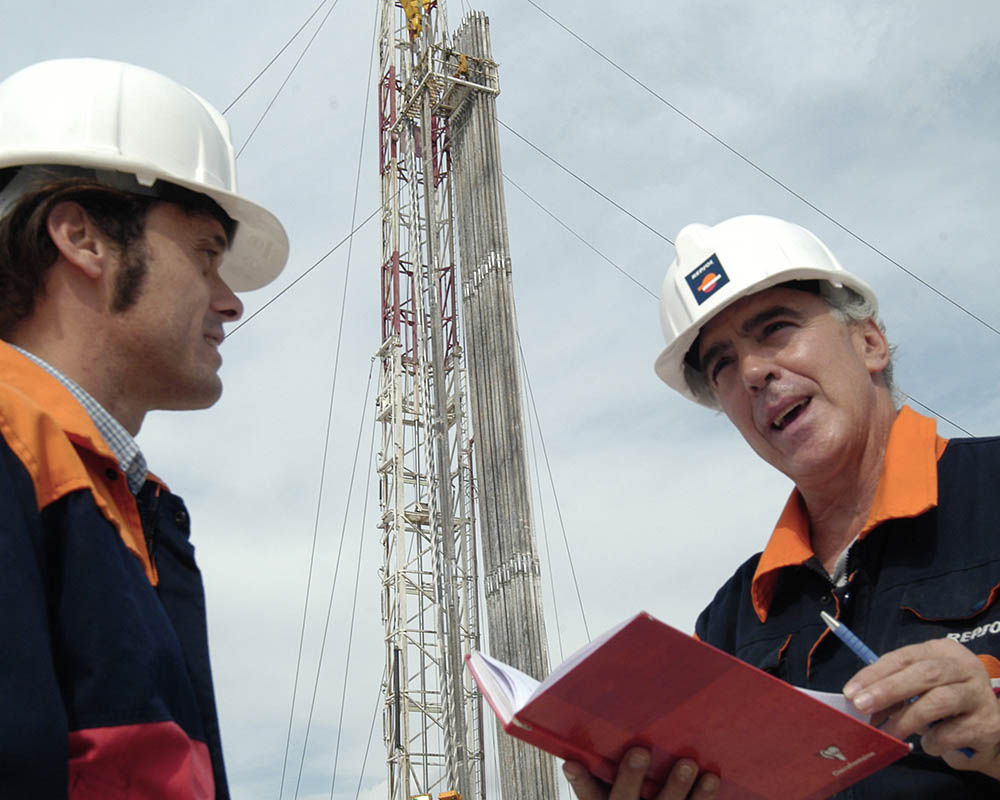 Two Repsol employees review an exploration job.