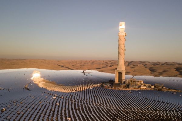Central tower solar thermal plant in the desert